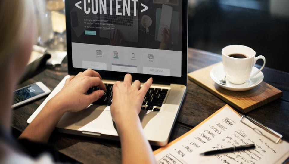 Explain the role of clarity and readability in web content Hello InTech